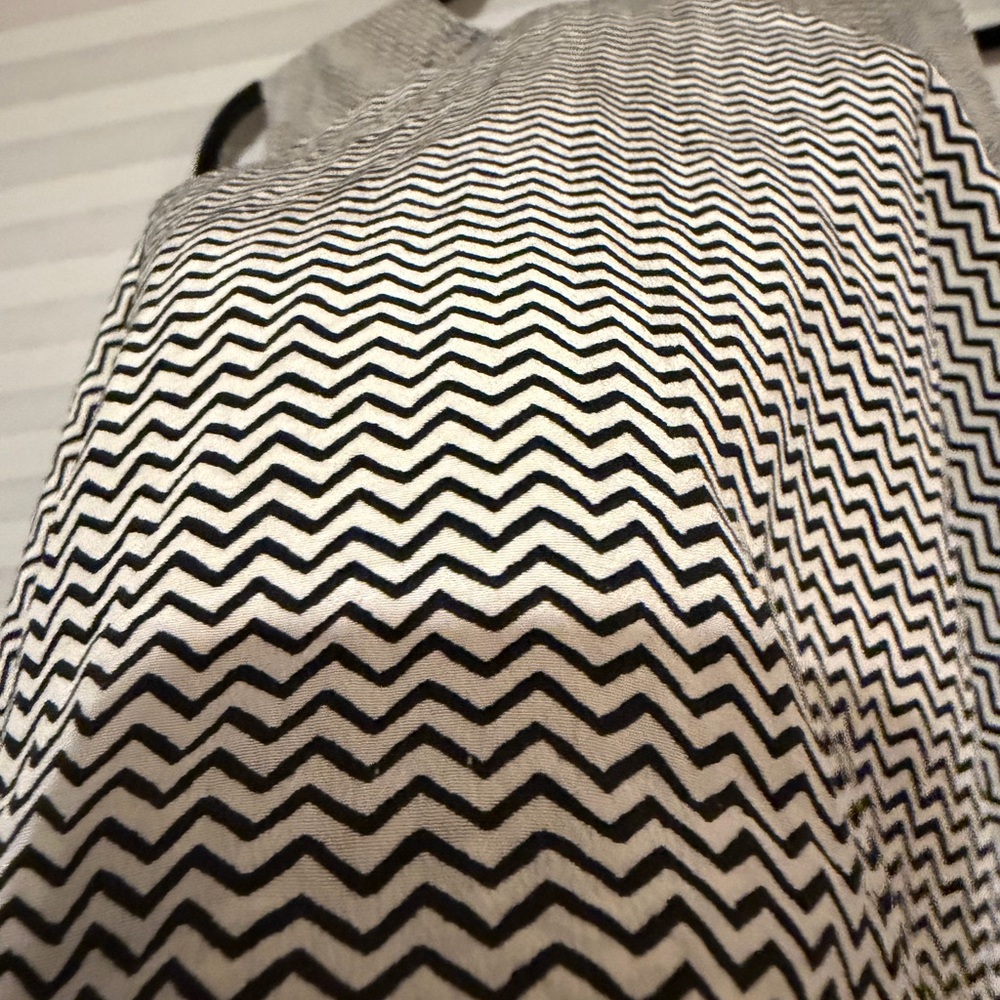 Tory Burch sleeveless blouse in a black and white micro-chevron print. - Picture 3 of 4